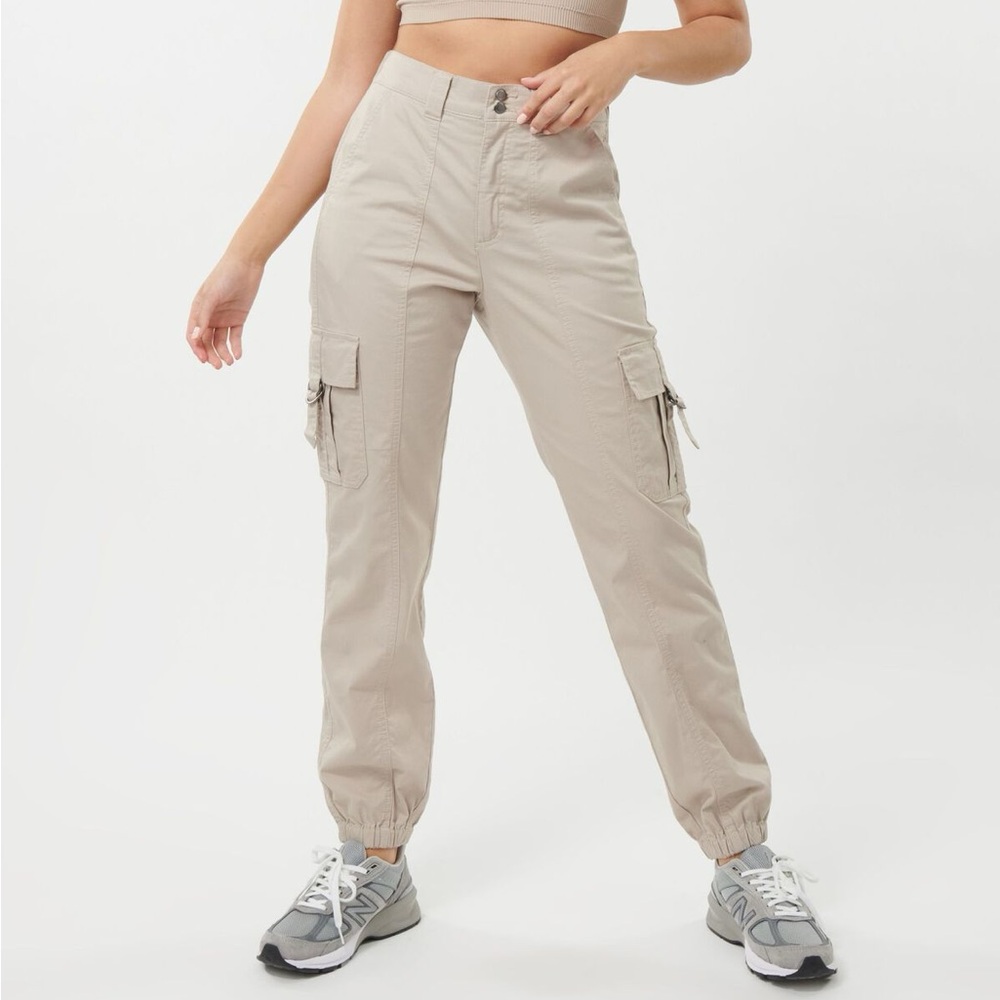 5/25$  Billie bubble cargo pants in light tan | Garage